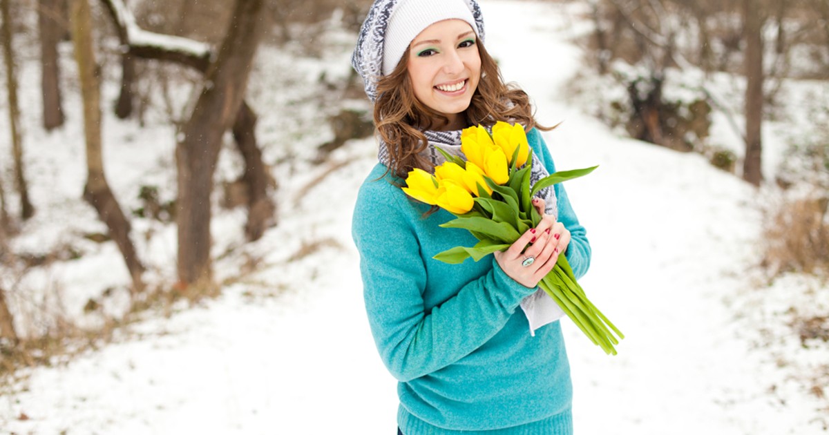 Куртка на раннюю весну. Зимняя фотосессия с цветами. Девушка с весенними цветами.